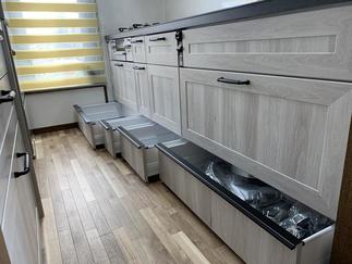 足元キャビネット