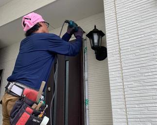 ドア廻りの外壁を50mmずつ切断