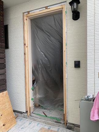 既存玄関ドア撤去