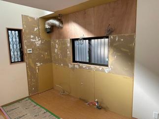 ①　既存ｷｯﾁﾝ解体して、下地を入れつつ、電気やﾀﾞｸﾄの工事が完了