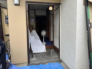 既存玄関ドア撤去、枠だけ残し