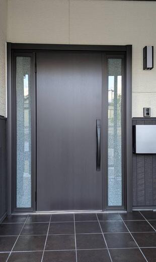 玄関引き戸から開き戸に！！FamiLocｋで暮らしをスマートに♬