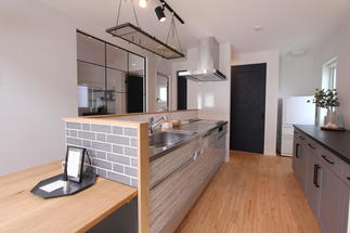 対面キッチンからお家のメインスペースとなるオープンキッチンへ