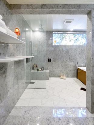 優雅で開放感のある上質のバスタイム