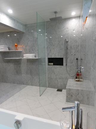 肌へのあたりがしっとりと柔らかく、リラックスできるオーバーヘッドシャワー