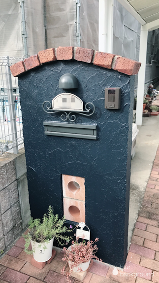 レンガ調サイディングを塗りつぶしカジュアルモダンな外観にリニューアル