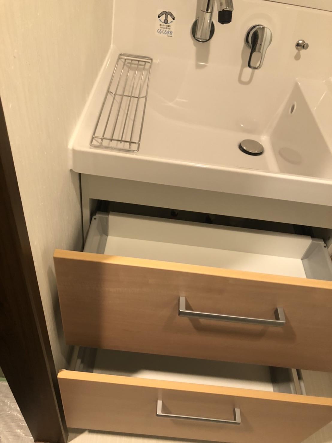 洗面化粧台：収納力アップ》小物が多い洗面台まわりを、キャビネットで