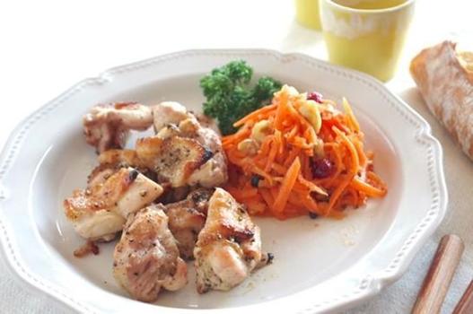 グリルチキン キャロットラペを添えて.jpg