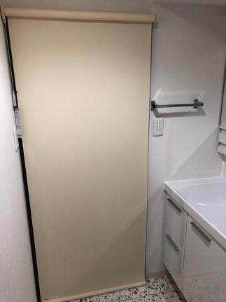 脱衣所にドアがなかったので、ロールカーテンを設置する事で予算も抑え、かつプライベート空間も確保できました。