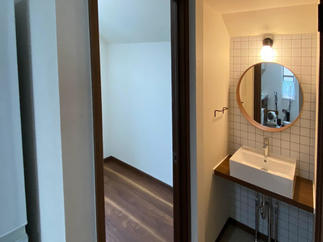 パントリーを縮小して、セカンド洗面設置のスペースを創出。