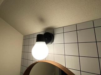 施主様こだわりのシンプルなデザインの照明。