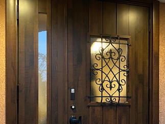 大きなガラス開口で光を採り入れて、明るい玄関に！