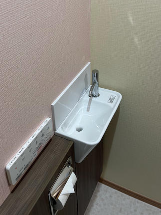 タンクの上よりもラクな姿勢で手が洗える手洗器