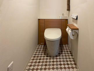 トイレはタンクレスにして省スペース化を実現