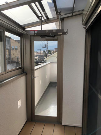 外の物干しスペースと家事導線をつなげるドア