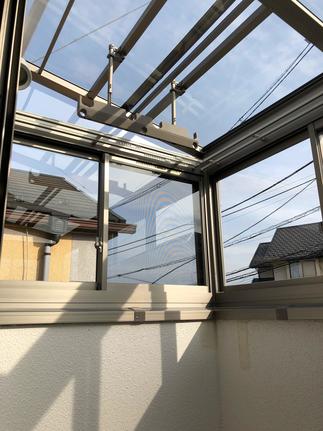 採光性を保ちながら、優れた熱線カット率と防汚機能を備えた熱線吸収アクア ポリカーボネート屋根材。