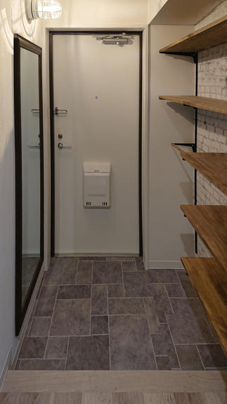 可動棚を利用した玄関収納