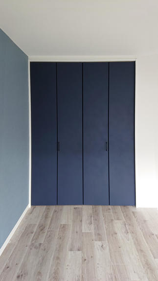 アクセントクロスとクローゼット扉のポイントカラー