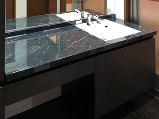 艶やかな鏡面仕上げで滑らかな手触りのラピシアカウンター