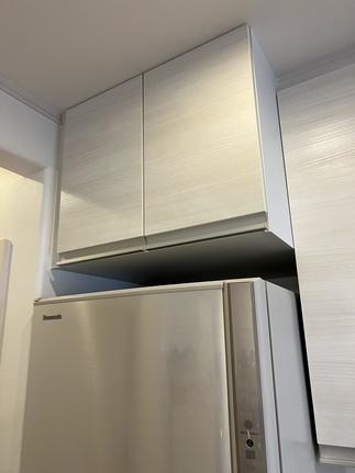 冷蔵庫上にも奥行のある開き戸のウォールキャビネットを設置