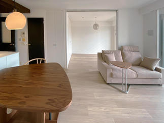 垂れ壁を撤去して一体感が増したリビングと洋室