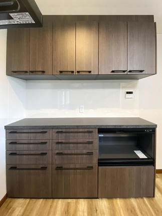 家電収納やダストワゴンも備えたカウンターキャビネット