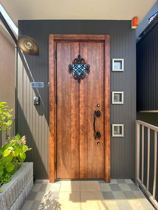 《玄関ドア・リシェント》カバー工法なので壁を壊さずに1日で施工完了！玄関ドアは家の印象を大きく変化させます◎