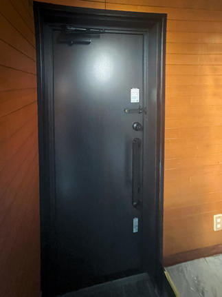 内側の扉枠も塗装して黒に統一しました