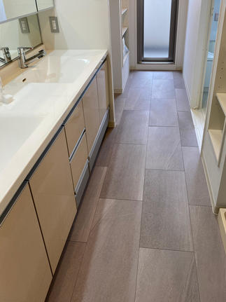 洗面所のフロアタイルも貼り換えました。