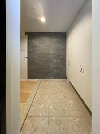 玄関には「エコカラット：ディニタ」のダークグレーを採用しています。