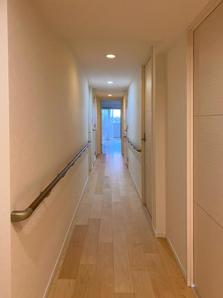 玄関から廊下の眺望。