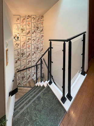 《室内階段リフォーム》暗かった階段もやり方次第、壁から手摺に変えて明るいスペースに！
