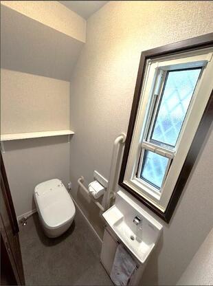 家族みんなに快適な、明るく広々としたトイレ空間へ