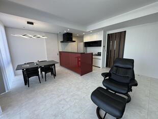 広がりと彩りを。モダンLDKと、ホテルライクな水回りへのフルリノベーション