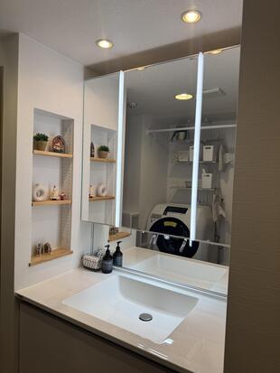 憧れのルミシスが創り出す、至福のサニタリー空間。機能とデザインが溶け合うナチュラル・モダンな洗面リフォーム