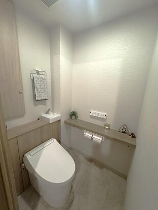 収納とデザインの理想的な融合。LIXIL Jフィットで叶えた、木のぬくもりを感じるクリーンな休息空間