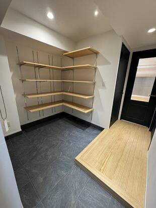 ゆとりが、住まいの顔を整える。土間を広げて叶えた、オープン・エントランス