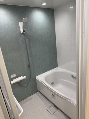 深い緑に、呼吸を預ける。 LIXILリノビオVが創り出す、静寂のバスタイム