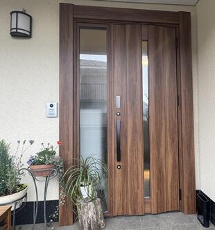 住まいの顔を、木目の温もりで刷新。リシェントで叶えた、1日で変わる上質なエントランス