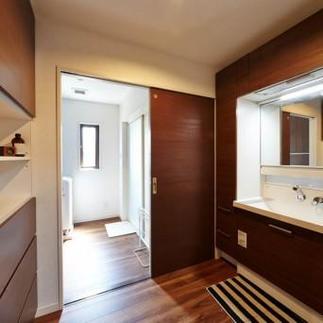 間口の広い洗面台は2人並んで使うことも可能。収納スペースを設けたことでパジャマやタオルなど楽に取り出せます。