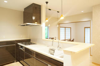 明るく開放感のあるオープンキッチン