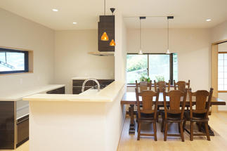 思い入れのあるダイニングテーブルが主役