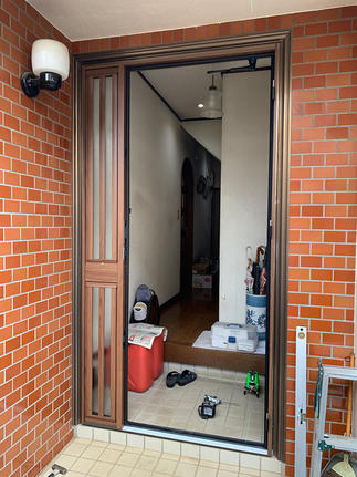 新しい枠を施工しています