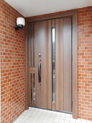 1日で玄関扉の交換ができるんです