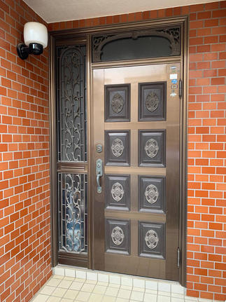 交換前、経年劣化で傷みのみられる玄関扉