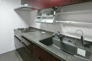 ダウンウォールで収納しやすいキッチン