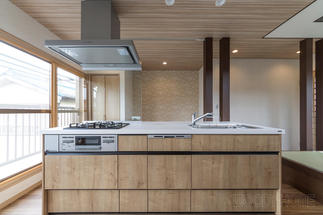 陽当たりの良い2階に移動したLDKのキッチン