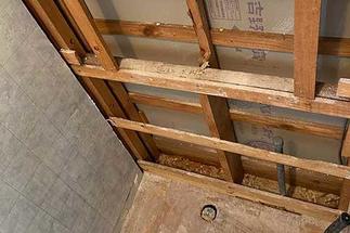 既存手洗いの撤去と開口の処理