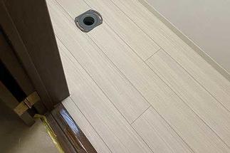 新しい床を貼っています