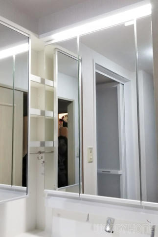 広い3面の鏡と明るいLED照明のミラーキャビネット